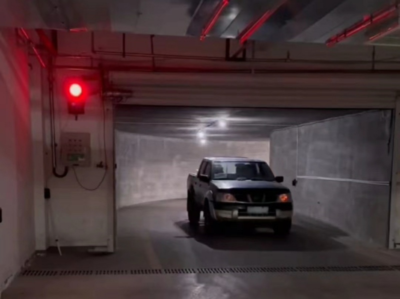 中国黄金集团地下停车场单通道红绿灯控制系统投入运行